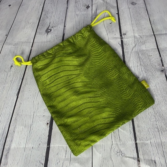 NWOT Bright Green Snakeskin Type Print Large Fabric Makeup Bag w/ Cinch Tie - Picture 2 of 4